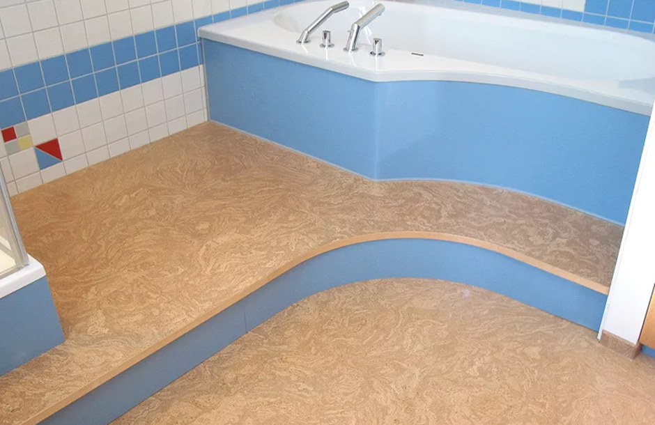 Чем можно покрыть ванную комнату. Пробковая плитка для пола в ванную. Покрытие для пола в ванной. Линолеум в ванной. Пробковый пол в ванной комнате.