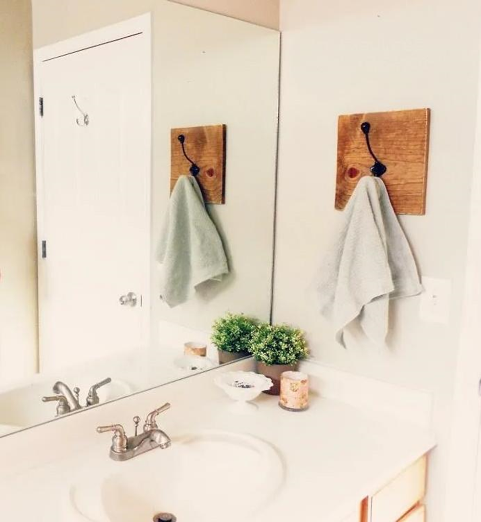 Ванна полотенце картина. Полотенца в ванной комнате. Вешалка для полотенец возле раковины. Полотенце возле раковины в ванной. Крючки для полотенец в ванной.